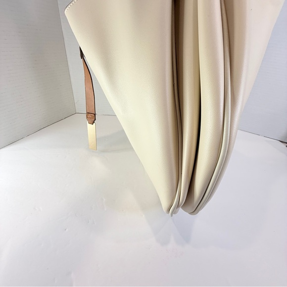 🆕 ✨ LouLu Luxe Creamy Pebble Shoulder Tote – Sleek & Sophisticated Carryall ✨ - Picture 5 of 16